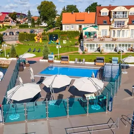 Le Lux Bed and Breakfast 4*