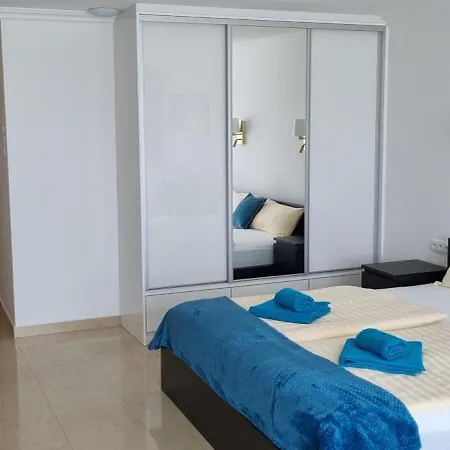 Le Lux לינה וארוחת בוקר 4*