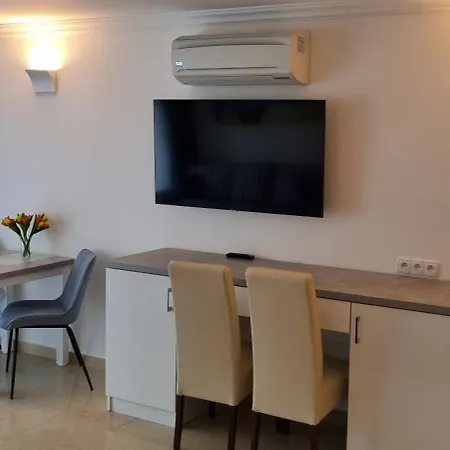 Le Lux לינה וארוחת בוקר 4*