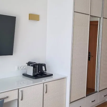 Le Lux Bed & Breakfast 4*